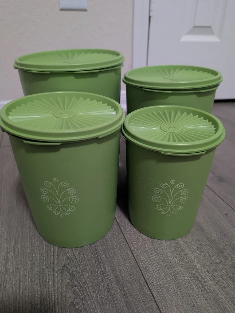 EUC•Vintage Tupperware Durable Servalier Lime Green Canister 4 Piece Set 🍋‍🟩
